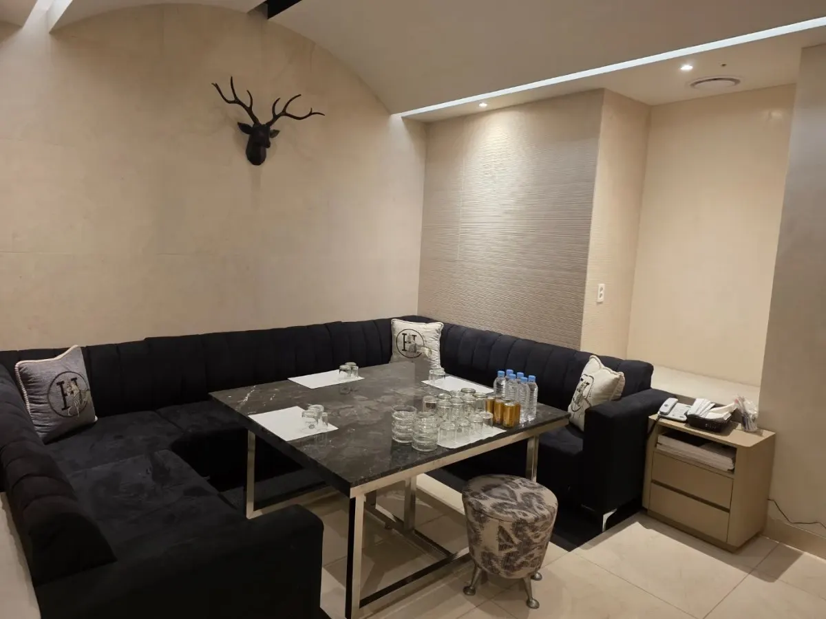 Party One interior photo 3